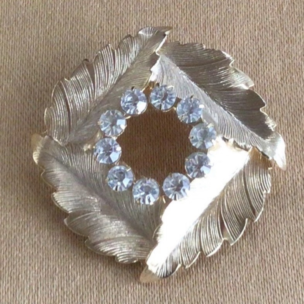 Clear Rhinestone, Gold tone Leaf Circle Pin, Brooch, Vintage